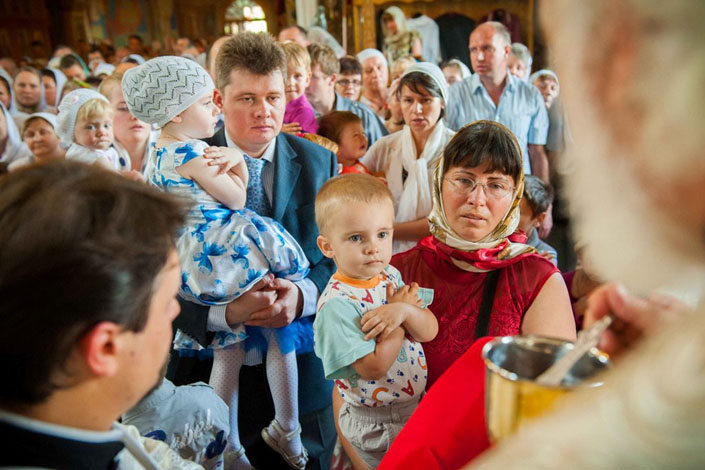 Неправильно, коли діти причащаються без батьків